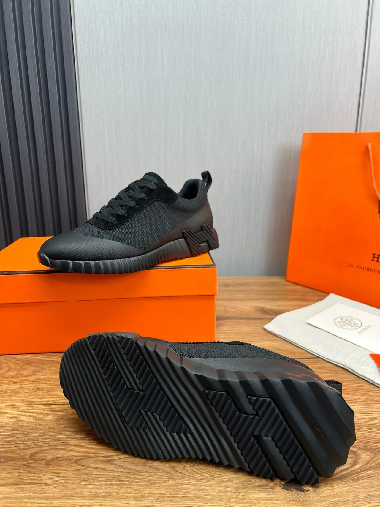 Hermès Sneakers lifestyle à tige mesh-suede hybride noire, semelle de caoutchouc sculptée avec reliefs 8