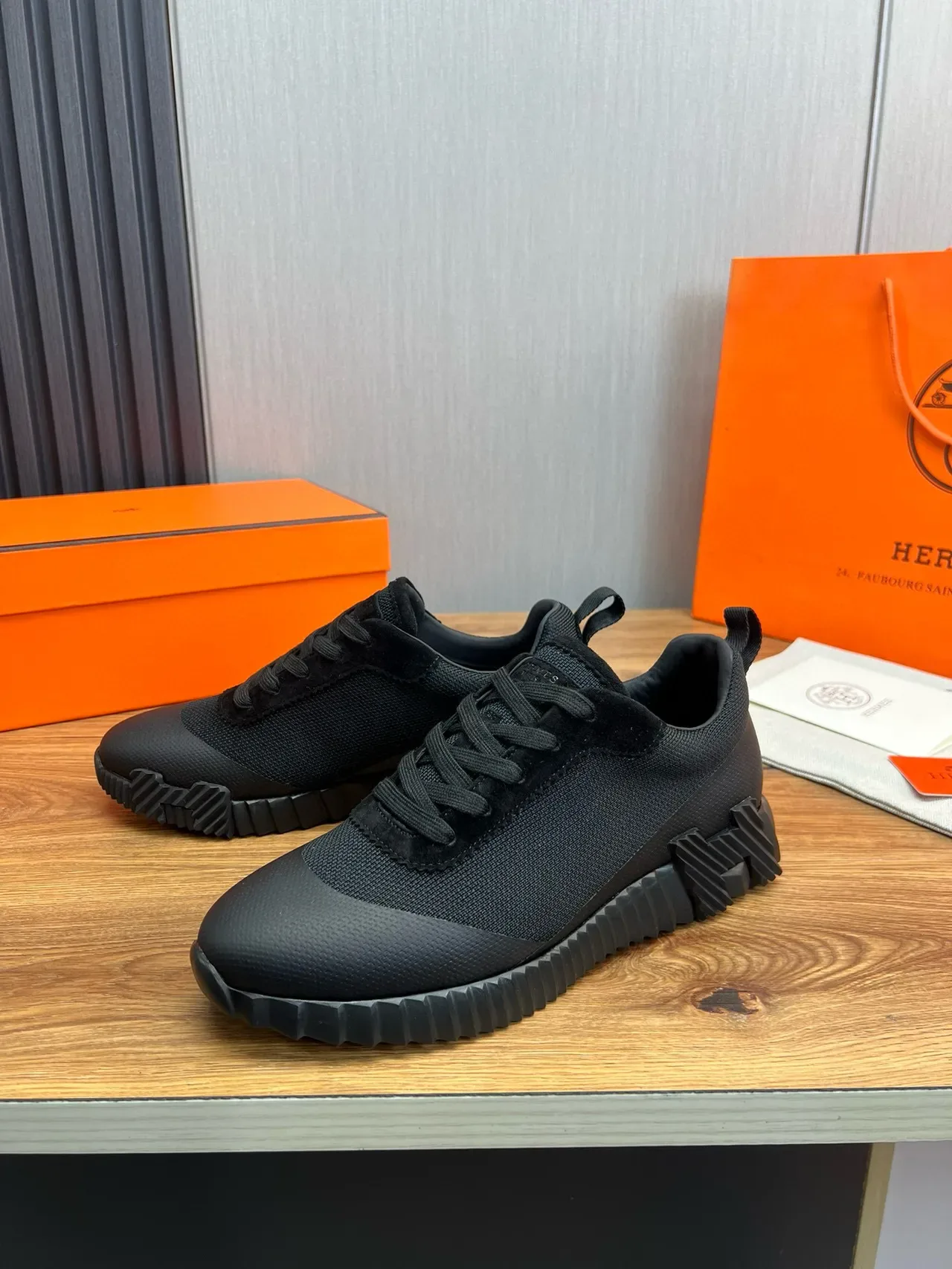 Hermès Sneakers lifestyle à tige mesh-suede hybride noire, semelle de caoutchouc sculptée avec reliefs 9