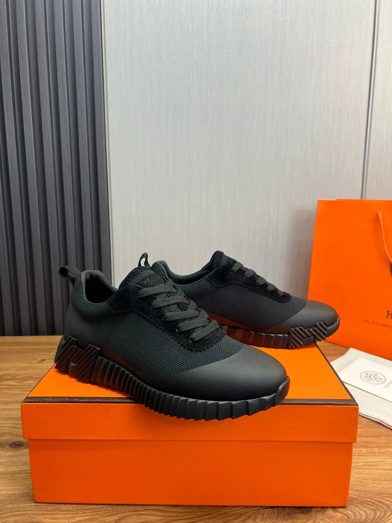 Hermès Sneakers lifestyle à tige mesh-suede hybride noire, semelle de caoutchouc sculptée avec reliefs 10