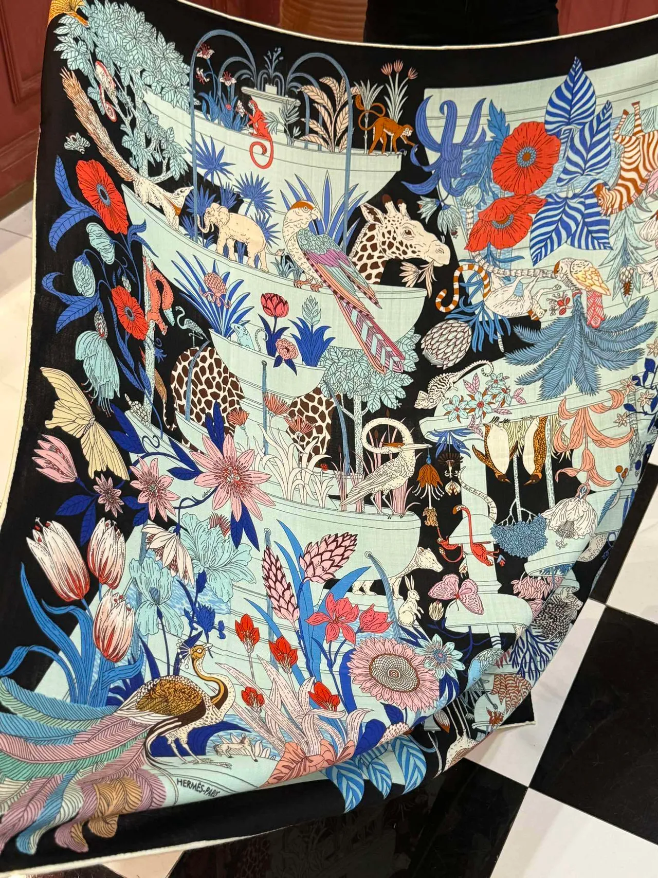 Hermès Preto Multicolor Desenho Ilustrativo à Mão Impressão Composição Botânica-Animal Escalada Lenço de Seda 1