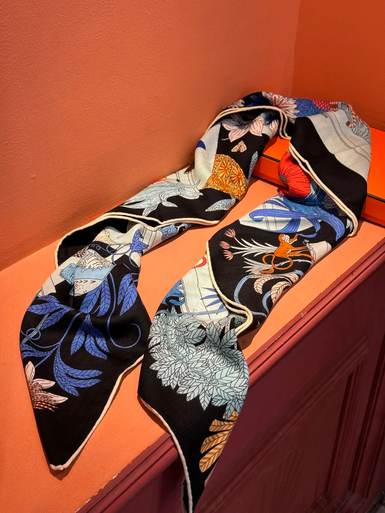 Hermès Preto Multicolor Desenho Ilustrativo à Mão Impressão Composição Botânica-Animal Escalada Lenço de Seda 7