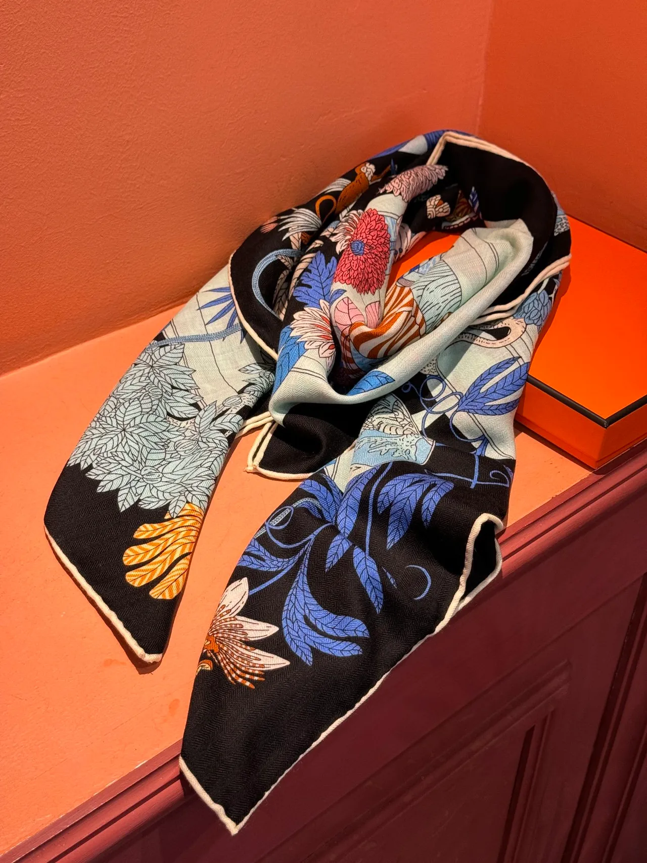 Hermès Preto Multicolor Desenho Ilustrativo à Mão Impressão Composição Botânica-Animal Escalada Lenço de Seda 8