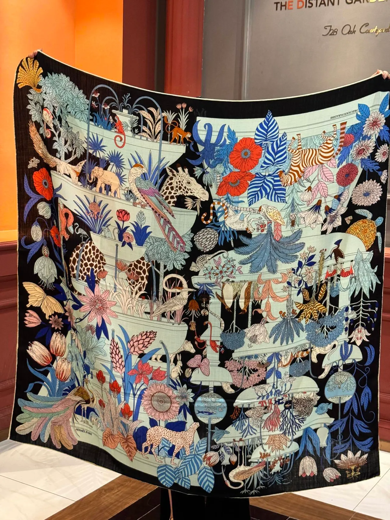 Hermès Preto Multicolor Desenho Ilustrativo à Mão Impressão Composição Botânica-Animal Escalada Lenço de Seda 9