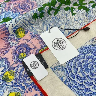 Hermès फ्लोरल-प्रिंट बॉर्डर-ट्रिम्ड रेशम स्कार्फ