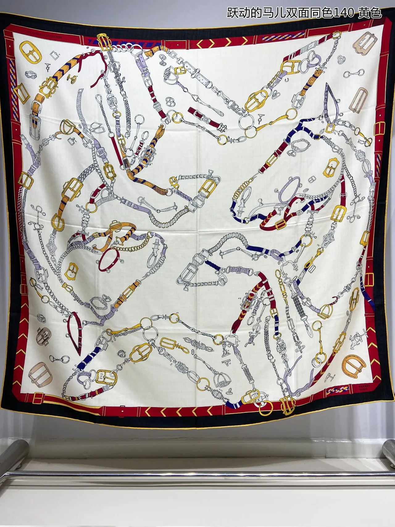 Hermès Le Cheval نمط فرساني لون كريم أصفر شال حريري 4