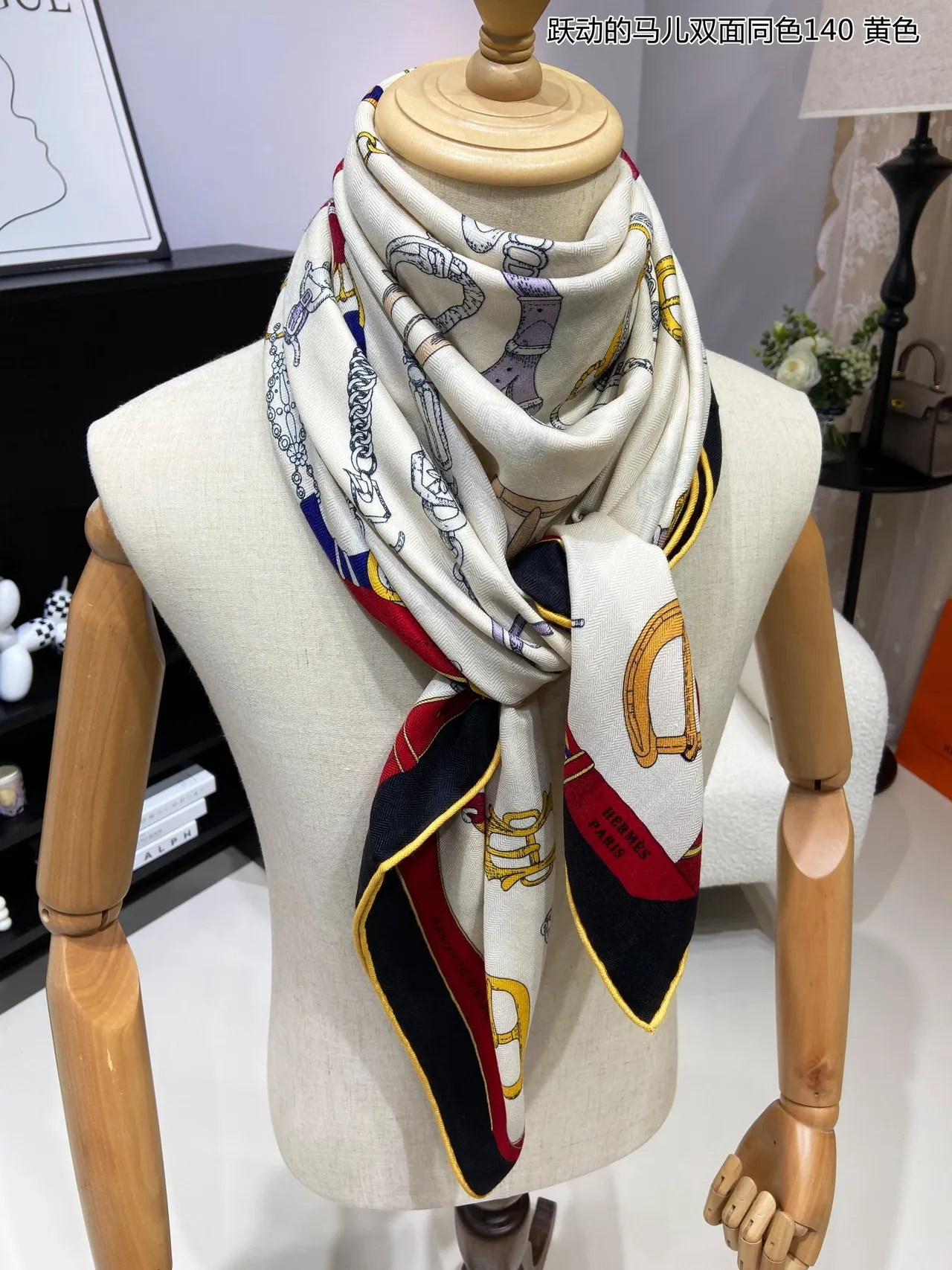 Hermès Le Cheval نمط فرساني لون كريم أصفر شال حريري 5