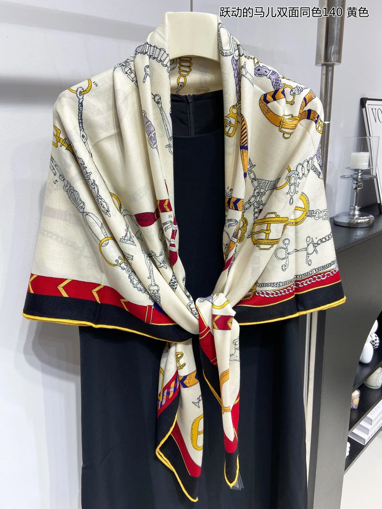 Hermès Le Cheval نمط فرساني لون كريم أصفر شال حريري 9