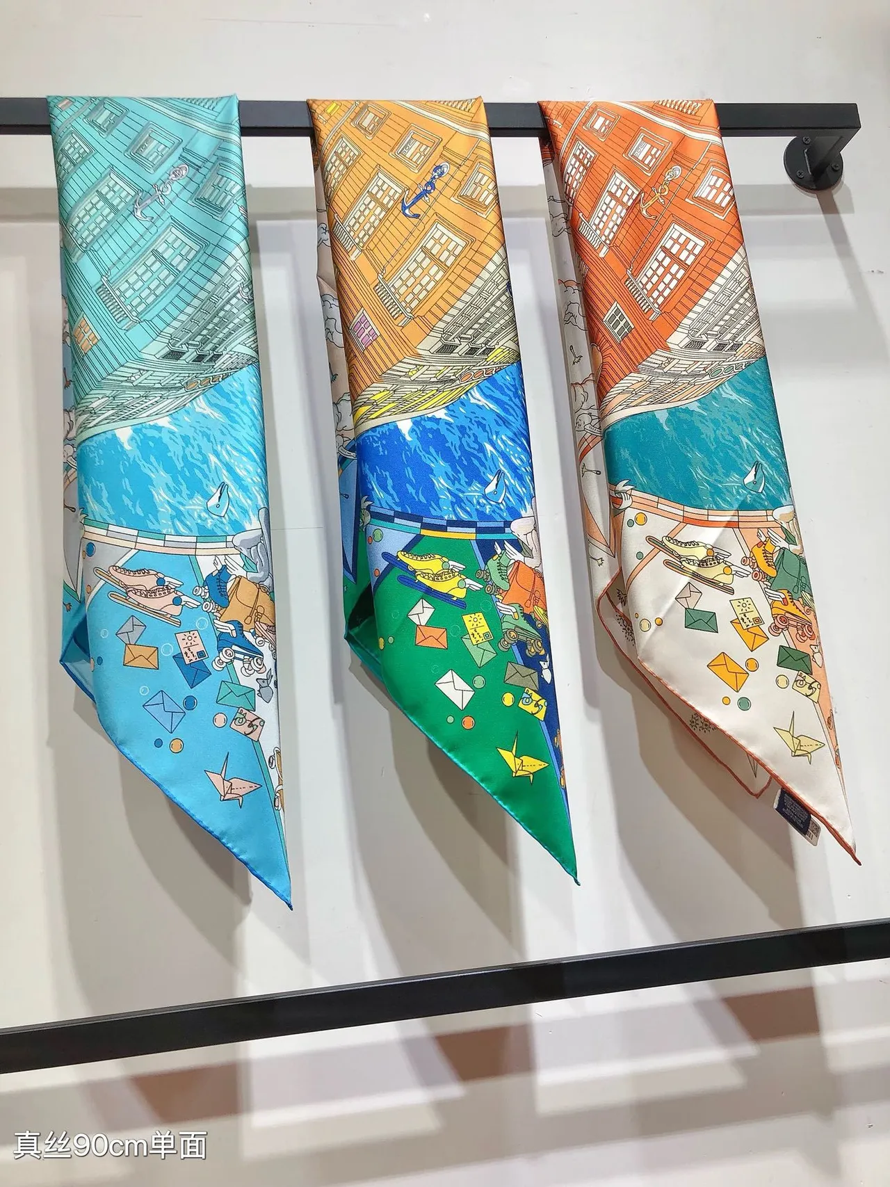 Hermès বহুরঙা সাদা চিত্রিত প্রিন্ট রোল্ড হেম সিল্ক স্কার্ফ 4