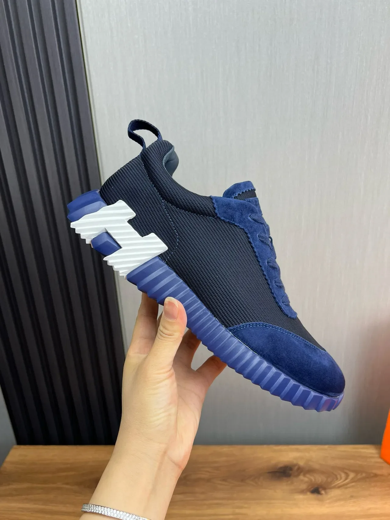 Hermès Daim Navy White Et Maille Empeigne Sculptée Rigide Semelle Caoutchouc Lifestyle Sneakers 4