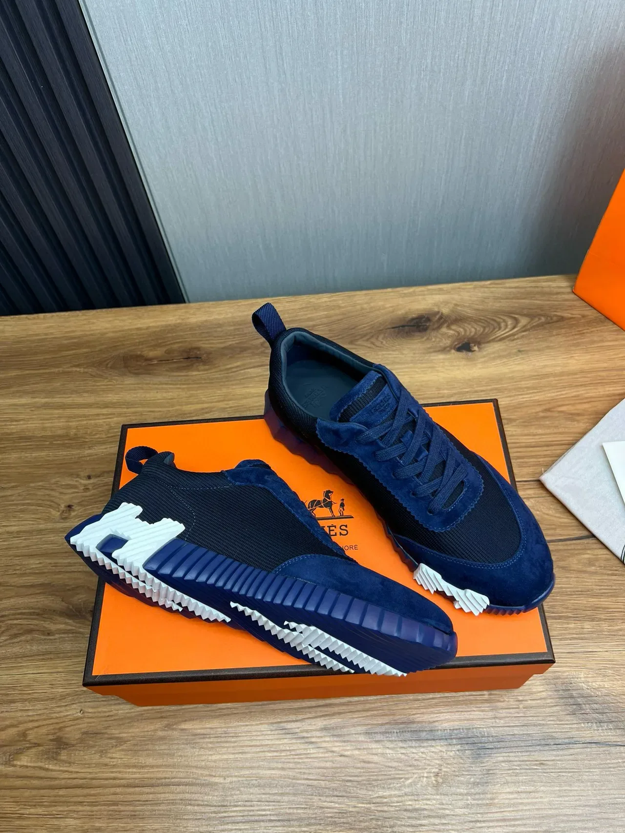 Hermès Daim Navy White Et Maille Empeigne Sculptée Rigide Semelle Caoutchouc Lifestyle Sneakers 6