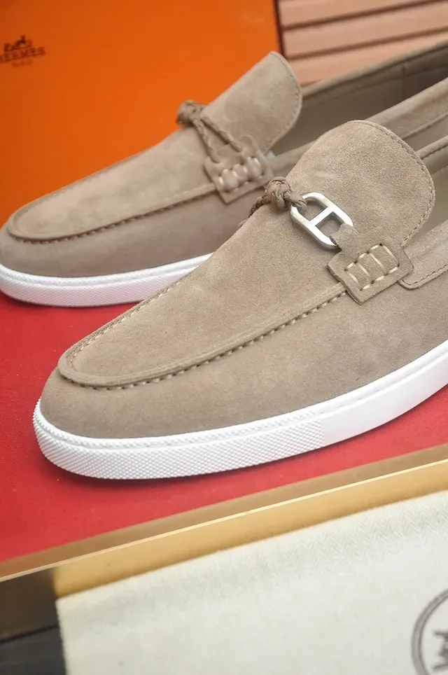 Hermès Oran Mocassin daim beige et blanc boucle chevalière 2