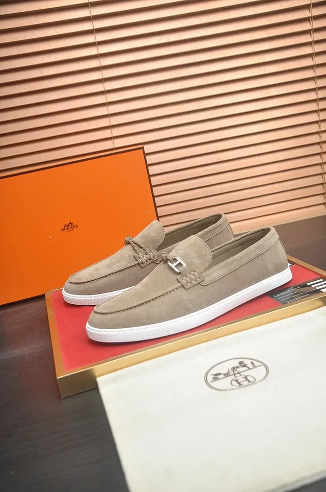 Hermès Oran Mocassin daim beige et blanc boucle chevalière 4