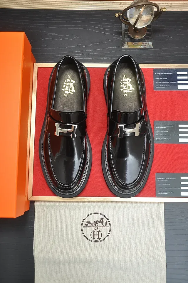Hermès Oran Preto Couro Patentado Brilhante Mocassim com Hardware H-Buckle 5