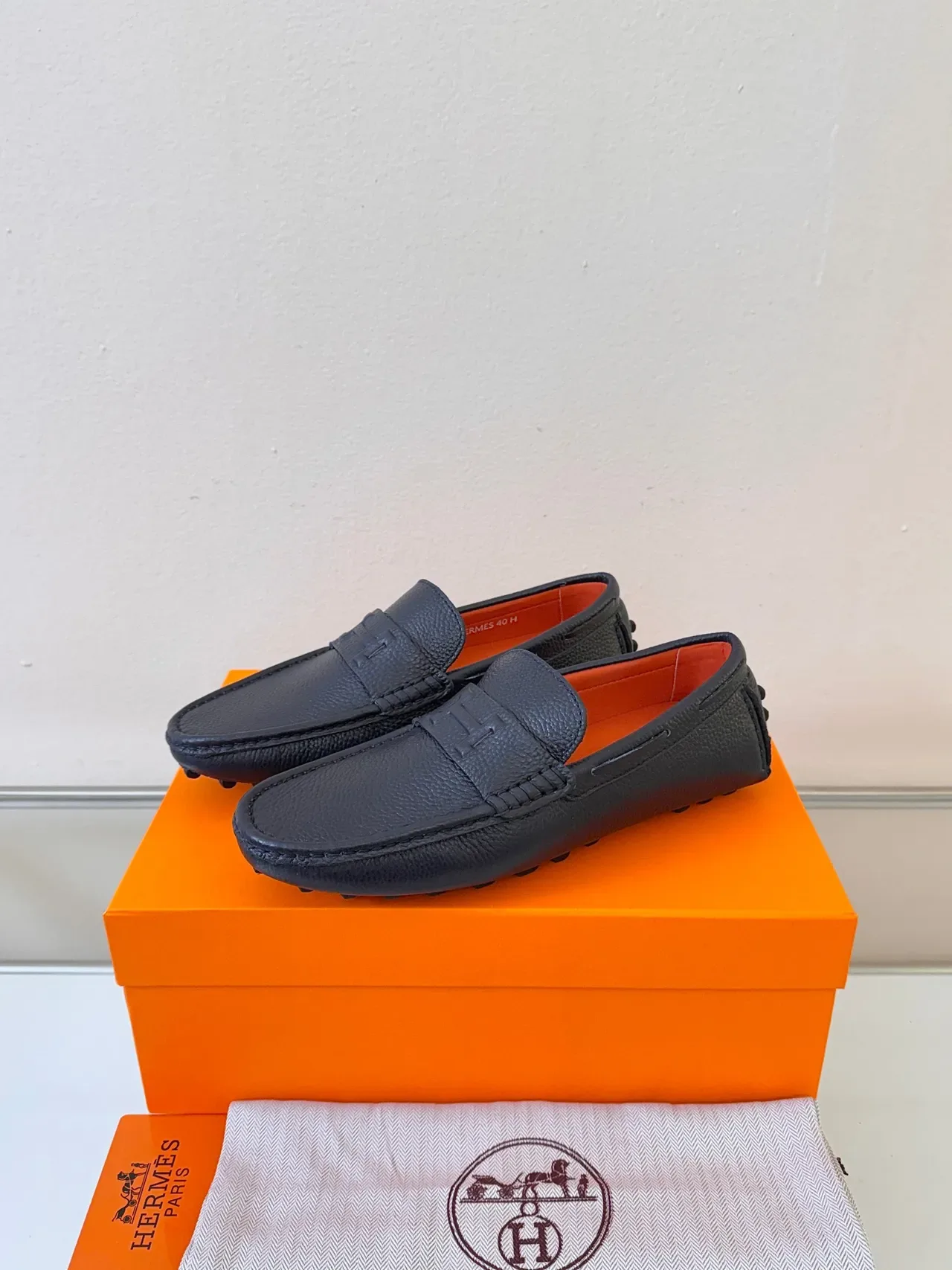 Hermès Oran Loafer Couro Preto Laranja Pebbled Borda Trançada 2