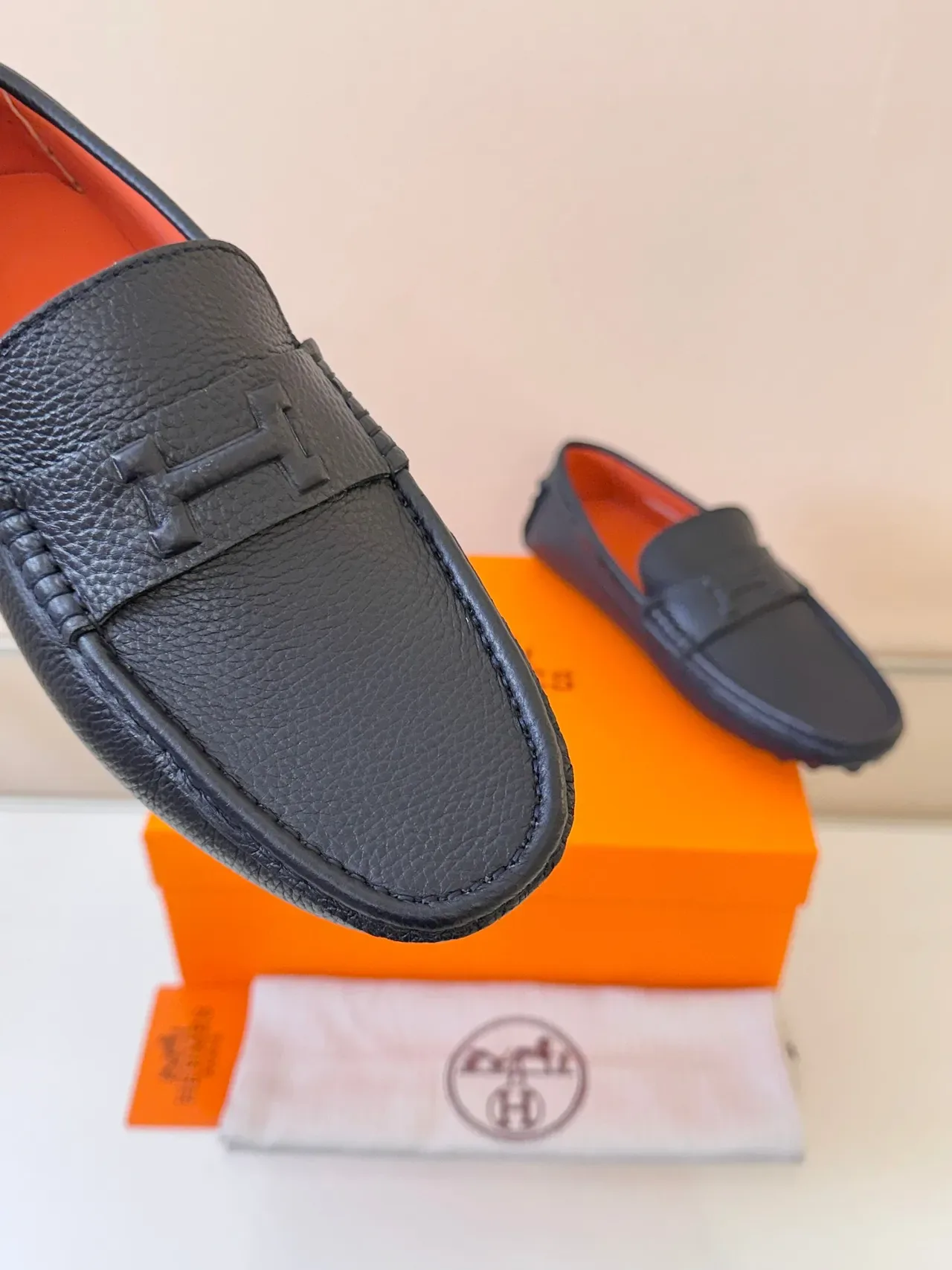 Hermès Oran Loafer Couro Preto Laranja Pebbled Borda Trançada 3