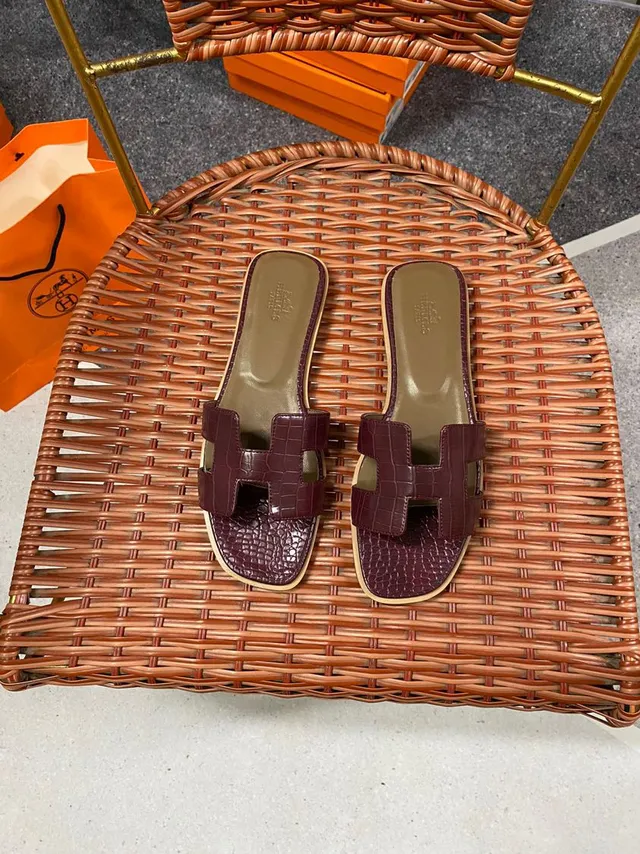 Hermès Oran Sandales de cuir estampé crocodile couleur bordeaux 2