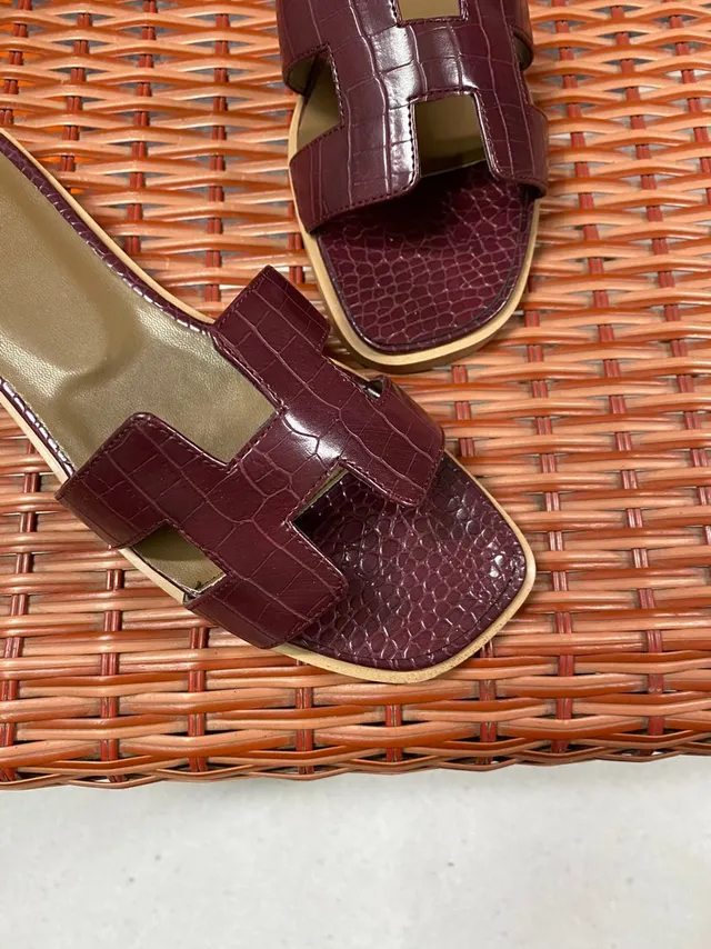Hermès Oran Sandales de cuir estampé crocodile couleur bordeaux 3