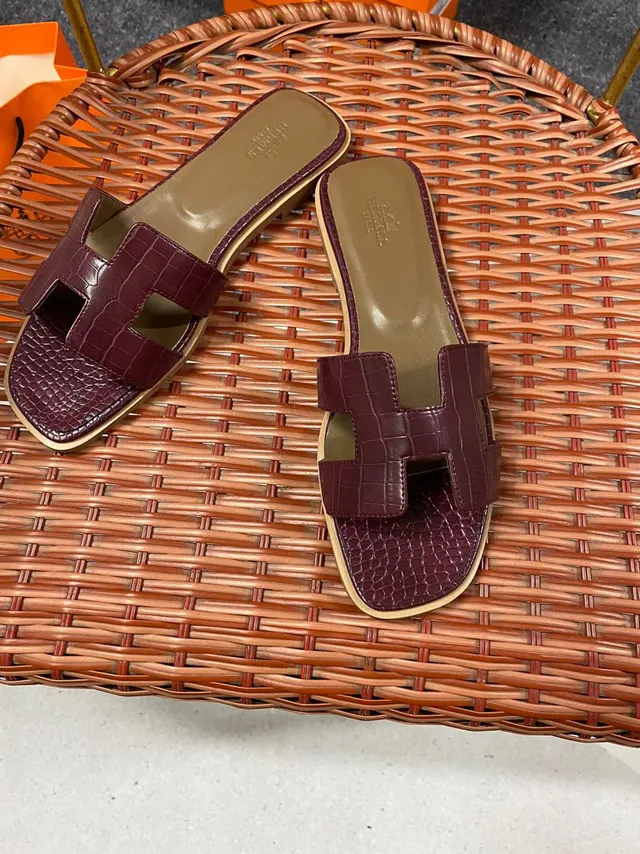 Hermès Oran Sandales de cuir estampé crocodile couleur bordeaux 4