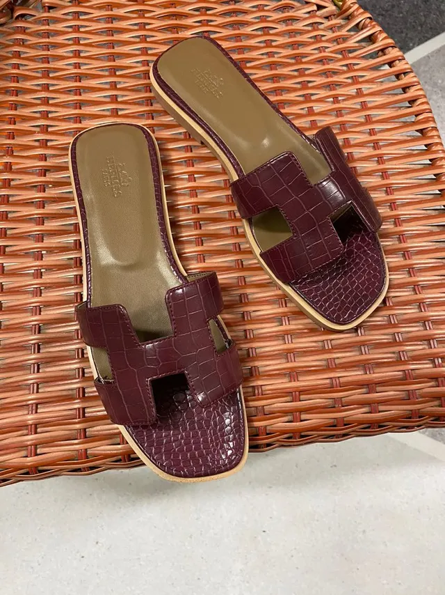 Hermès Oran Sandales de cuir estampé crocodile couleur bordeaux 5