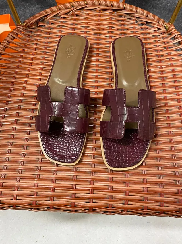 Hermès Oran Sandales de cuir estampé crocodile couleur bordeaux 6
