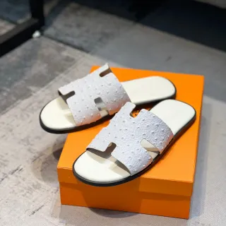 Sandálias Hermès Oran em Couro de Avestruz Branco