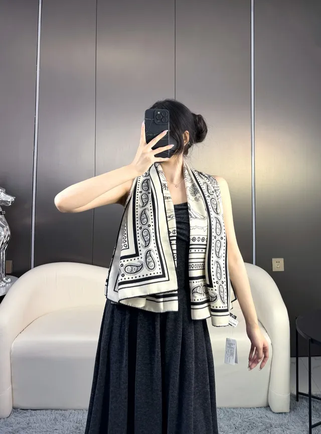 Hermès impression de Paisley noir et crème écharpe en soie 3