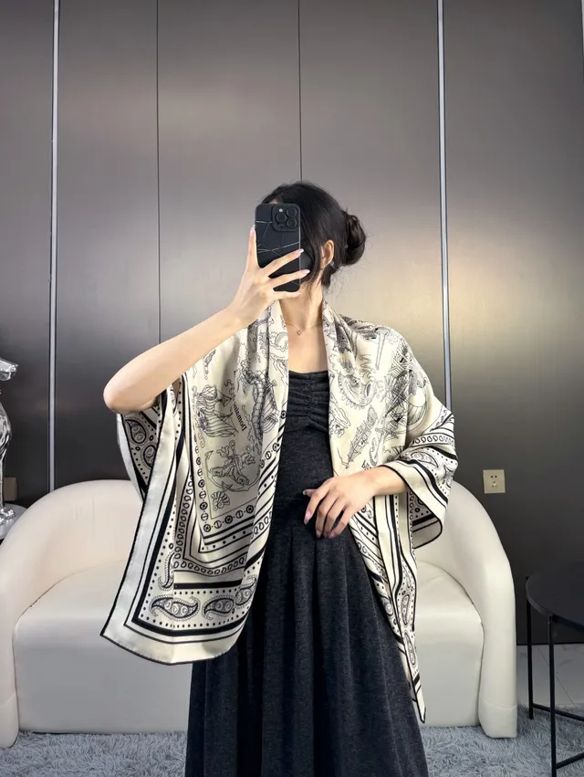 Hermès impression de Paisley noir et crème écharpe en soie 4