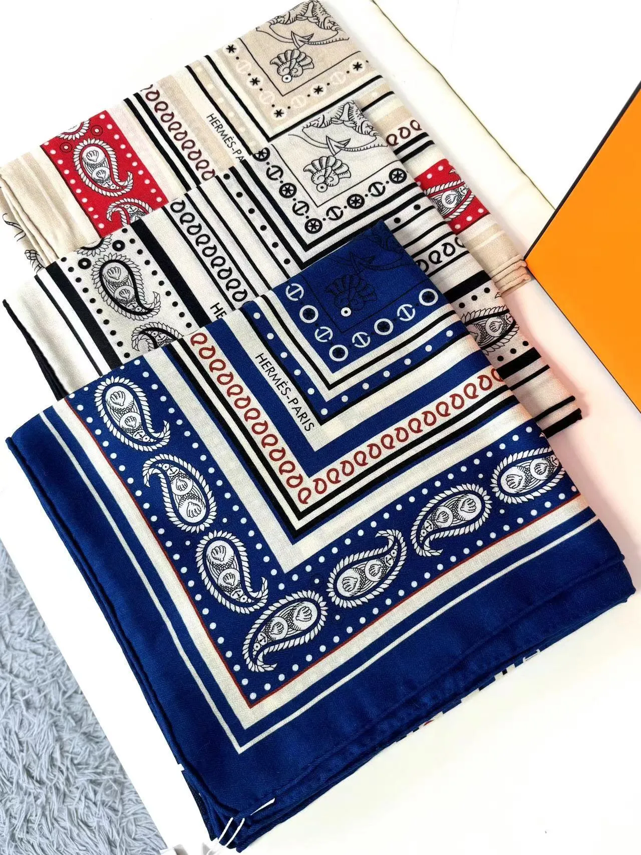 Hermès impression de Paisley noir et crème écharpe en soie 5