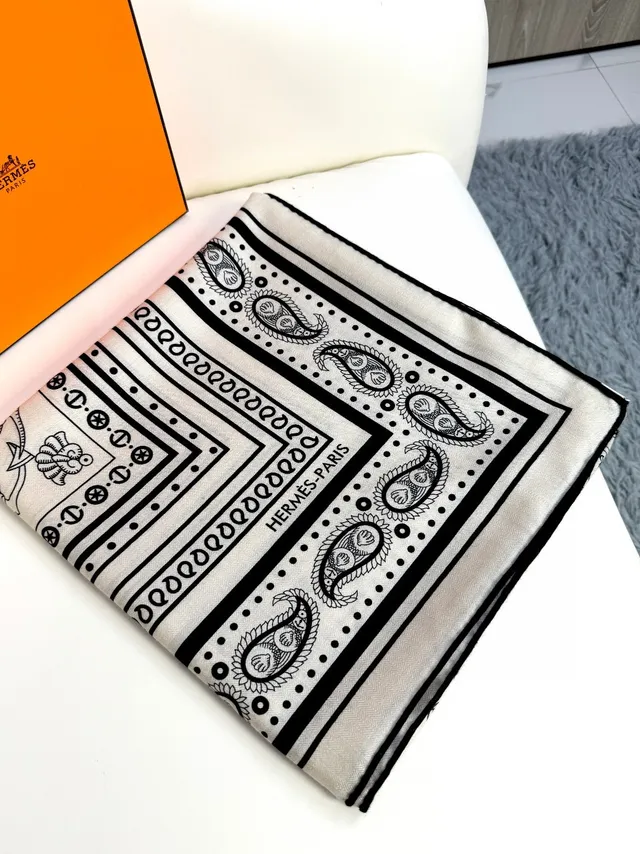 Hermès impression de Paisley noir et crème écharpe en soie 6