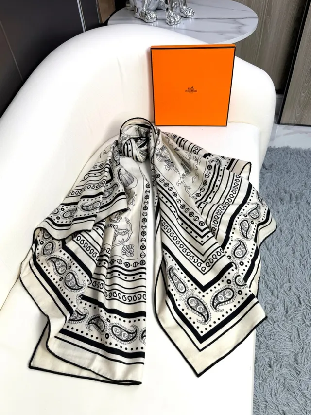 Hermès impression de Paisley noir et crème écharpe en soie 7