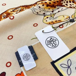 Hermès 印花动物图案米色丝巾