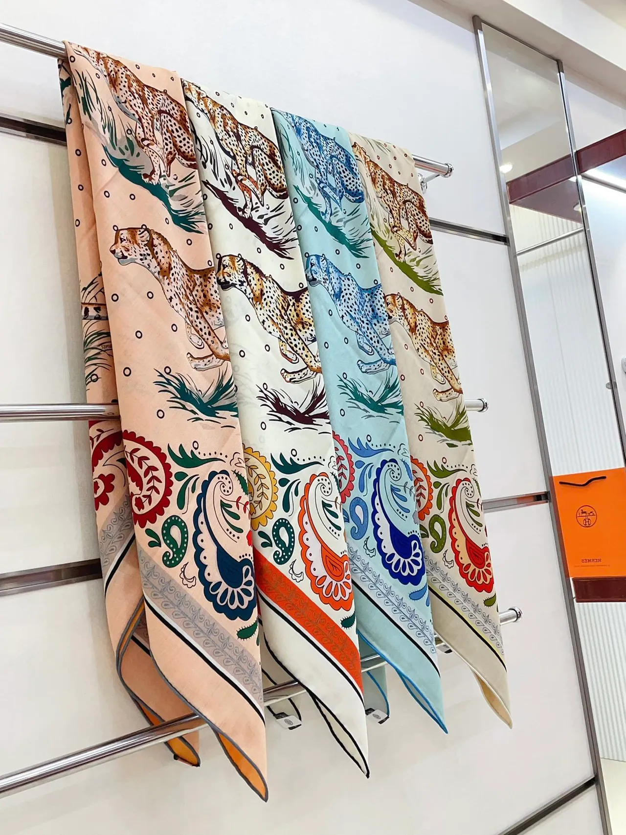 Hermès Écharpe en Soie Imprimée Motif Animal Crème 4