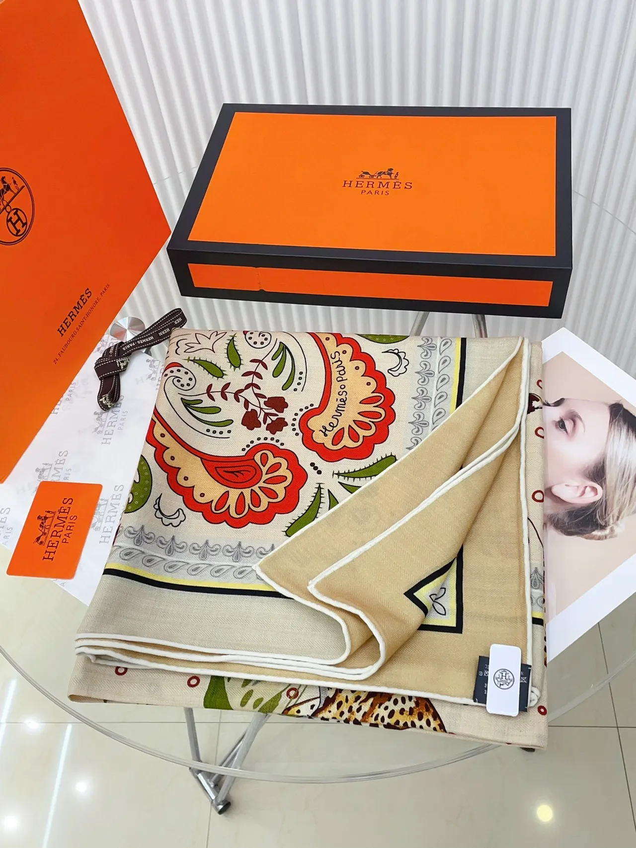 Hermès Écharpe en Soie Imprimée Motif Animal Crème 5