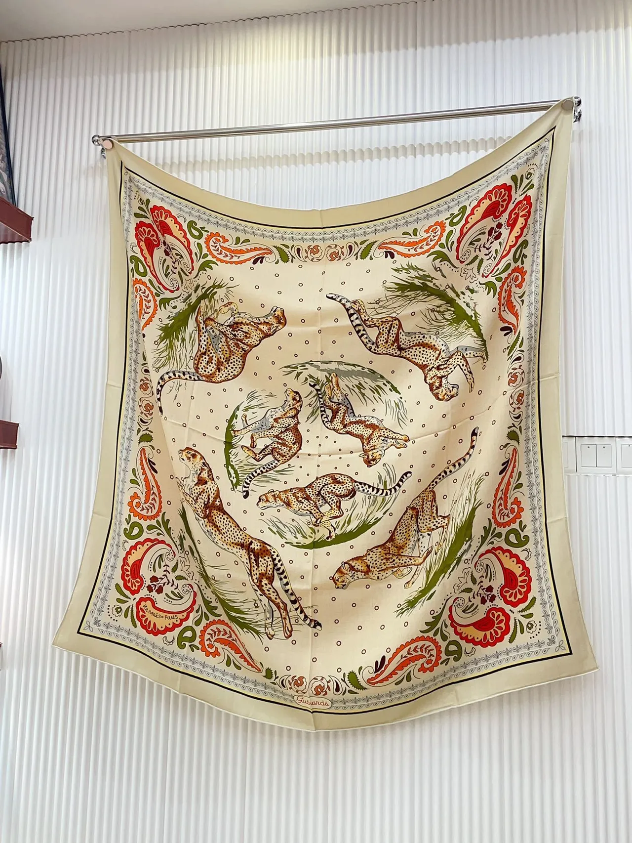 Hermès Écharpe en Soie Imprimée Motif Animal Crème 6