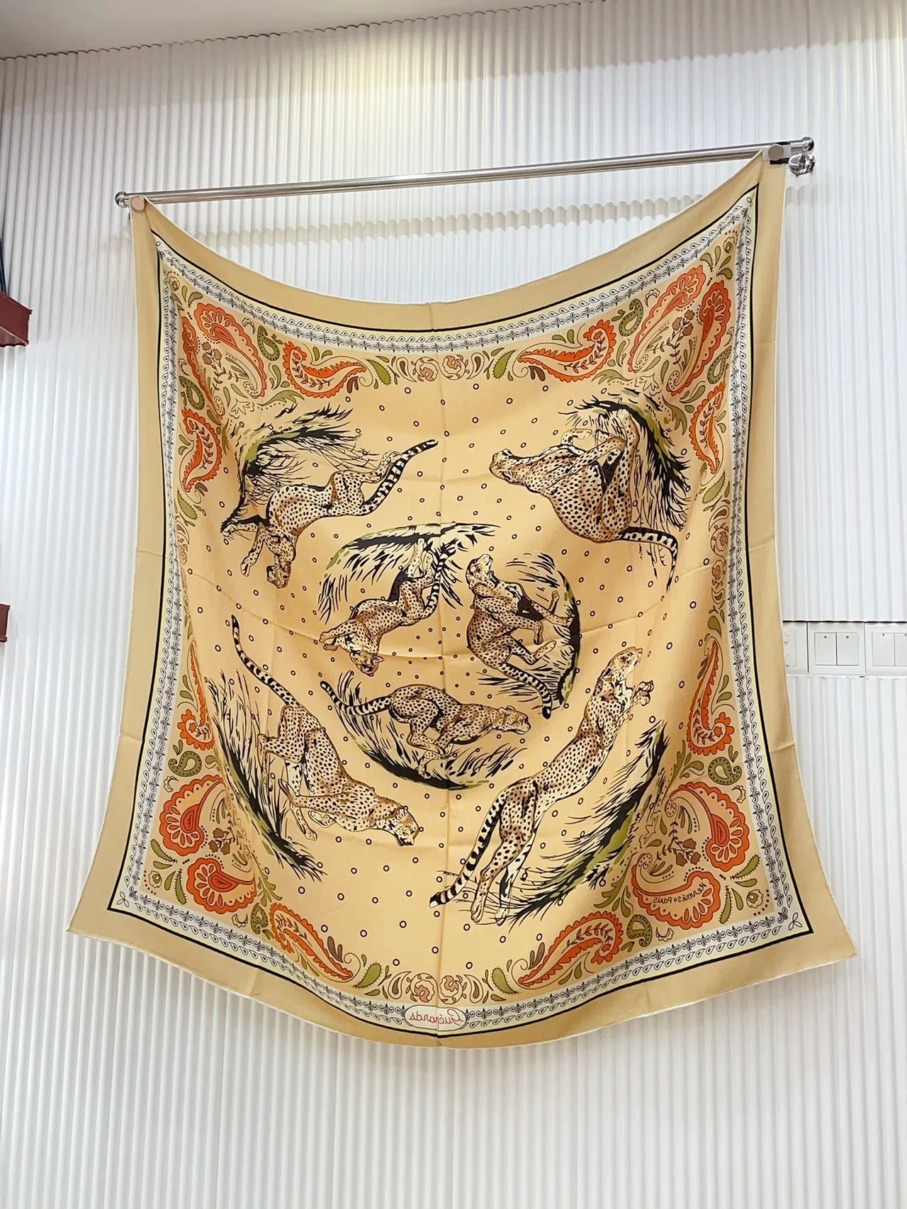 Hermès Écharpe en Soie Imprimée Motif Animal Crème 7