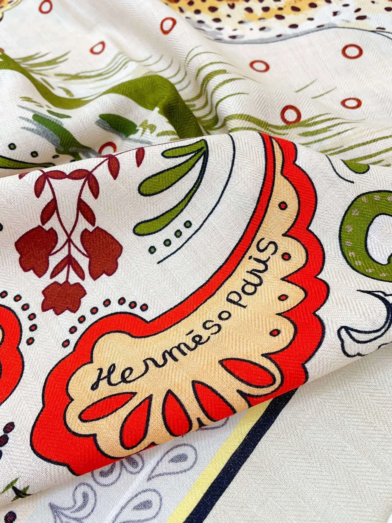 Hermès Écharpe en Soie Imprimée Motif Animal Crème 9