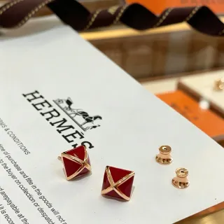 Hermès Boucles d'oreilles en émail rouge en forme de pyramide