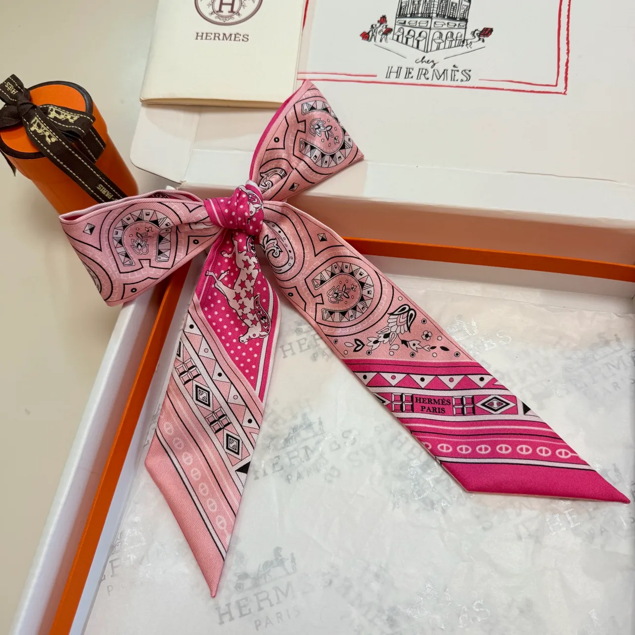 Hermès Twilly Rouge Beige Étroite Imprimée Motifs Paisley et Équestres Écharpe de Soie 2
