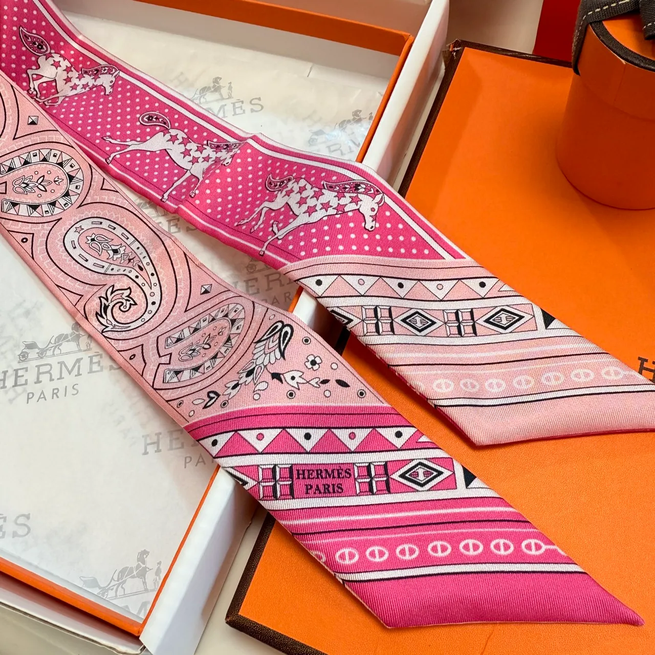 Hermès Twilly Rouge Beige Étroite Imprimée Motifs Paisley et Équestres Écharpe de Soie 3