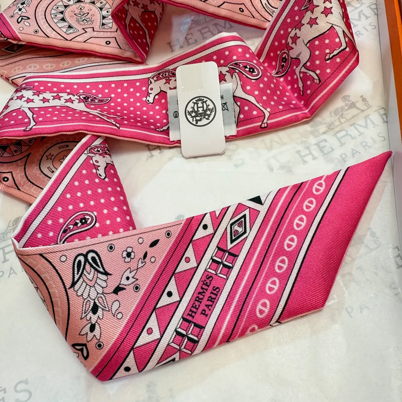 Hermès Twilly Rouge Beige Étroite Imprimée Motifs Paisley et Équestres Écharpe de Soie 4