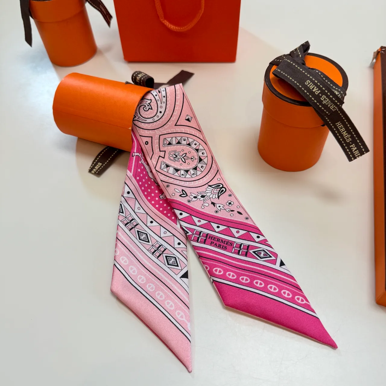 Hermès Twilly Rouge Beige Étroite Imprimée Motifs Paisley et Équestres Écharpe de Soie 5