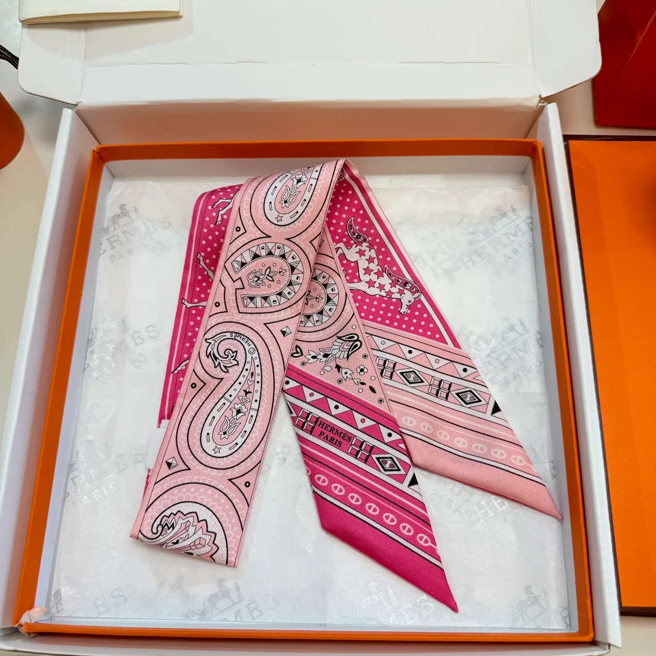 Hermès Twilly Rouge Beige Étroite Imprimée Motifs Paisley et Équestres Écharpe de Soie 6