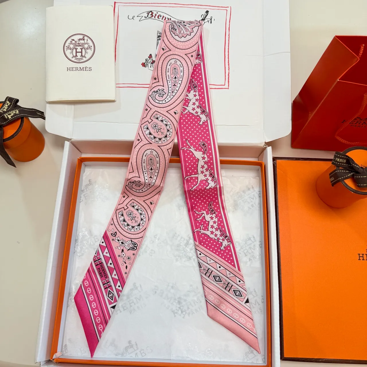 Hermès Twilly Rouge Beige Étroite Imprimée Motifs Paisley et Équestres Écharpe de Soie 7