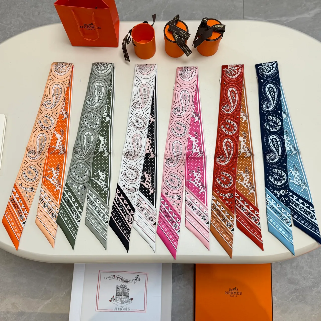 Hermès Twilly Rouge Beige Étroite Imprimée Motifs Paisley et Équestres Écharpe de Soie 9
