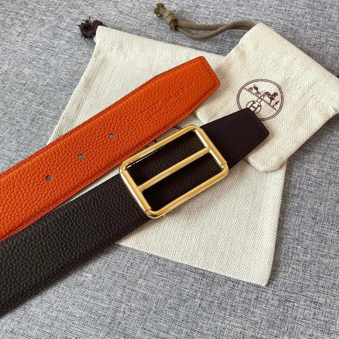 Hermès Twin Buckle Reversible Ceinture en cuir noir et orange réversible 4