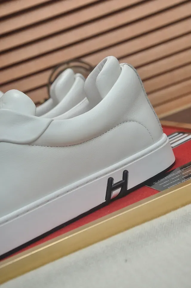 Hermès Zapatillas Lifestyle Minimalistas de Couro Branco e Preto 2