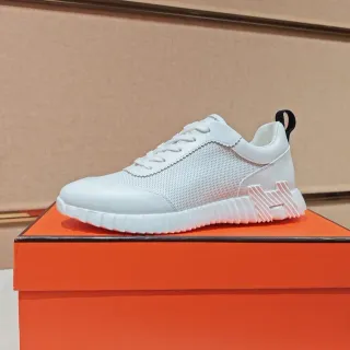 Hermès zapatillas lifestyle blancas y negras con suela esculpida con surcos, malla y cuero suave en la parte superior