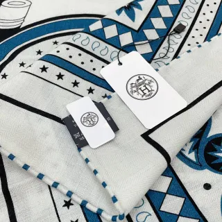 Hermès Pañuelo de Seda Blanco y Azul con Estampado Geométrico y Motivo Musical