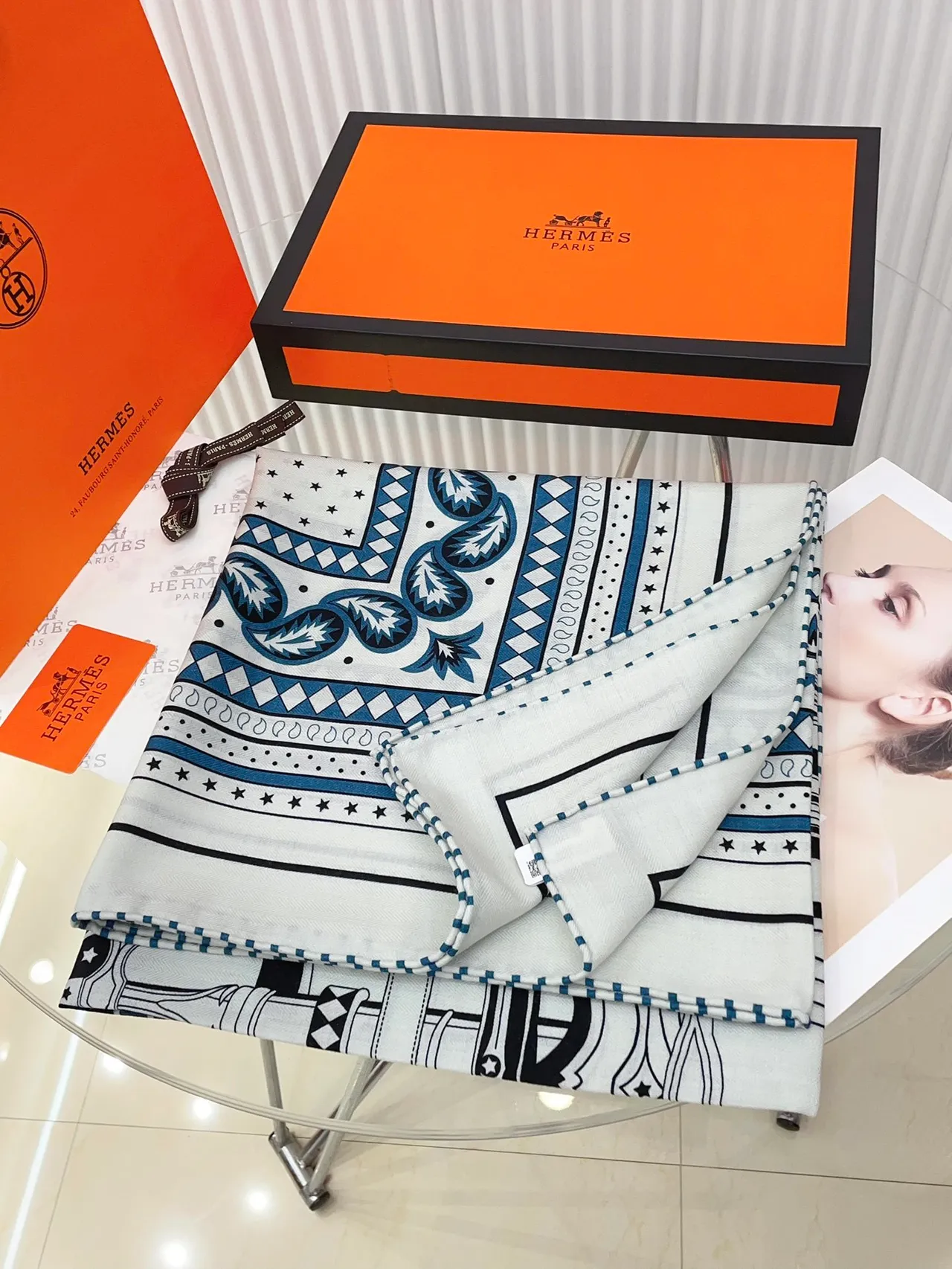Hermès شال حريري أبيض وأزرق مطبوع هندسي نمط موسيقي 5