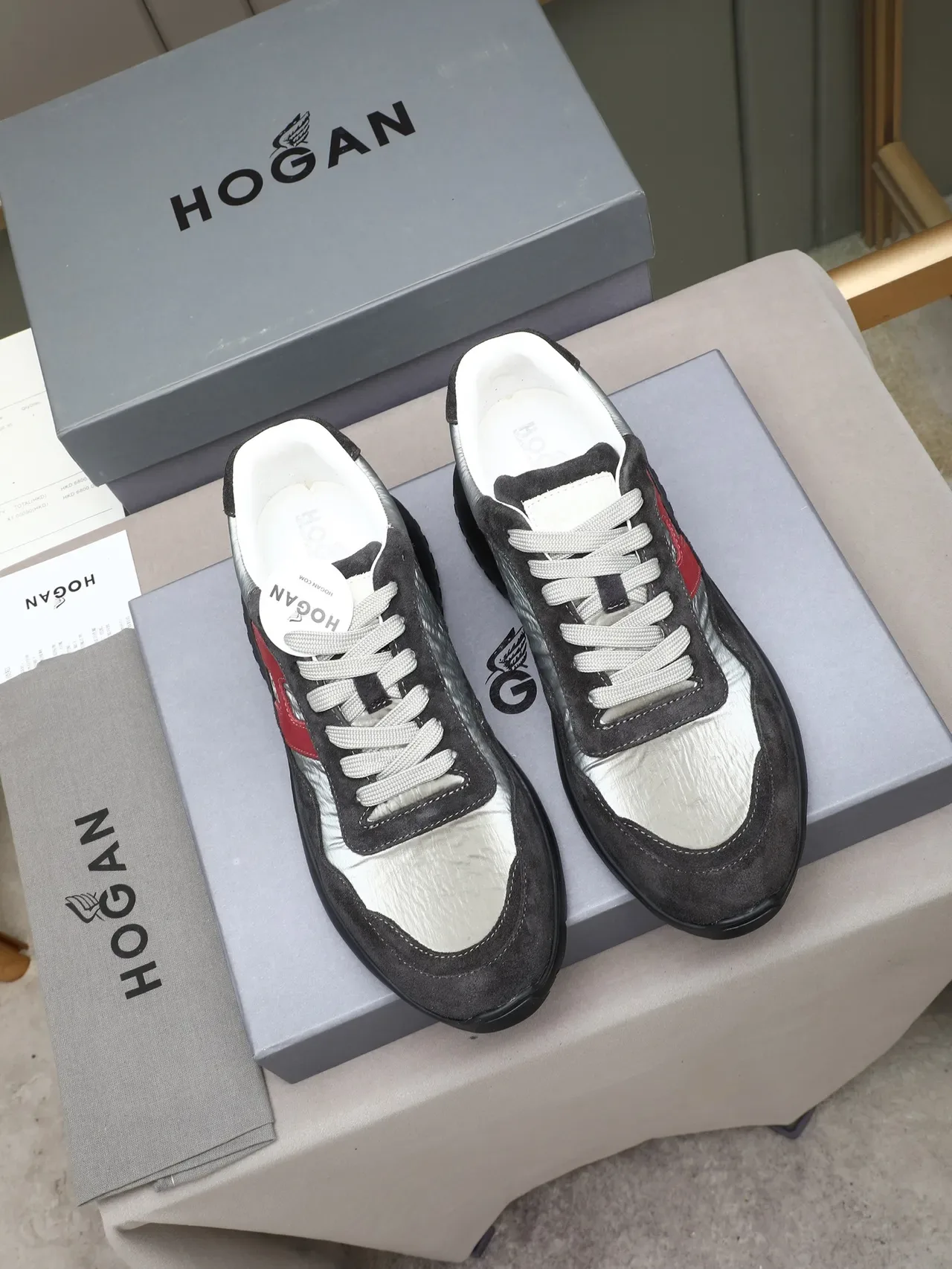 Hogan Noir Rouge Oversized H-Logo Daim et Panneau Textile Froissé Sneakers Lifestyle 2
